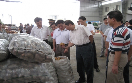 2006年9月嘉興市委書記、市人大主任黃坤明一行蒞臨蔬菜市場(chǎng)視察菜籃子供應(yīng)工作