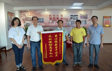 心中的愛(ài)用行動(dòng)表達(dá)，希望的燈有你我點(diǎn)亮